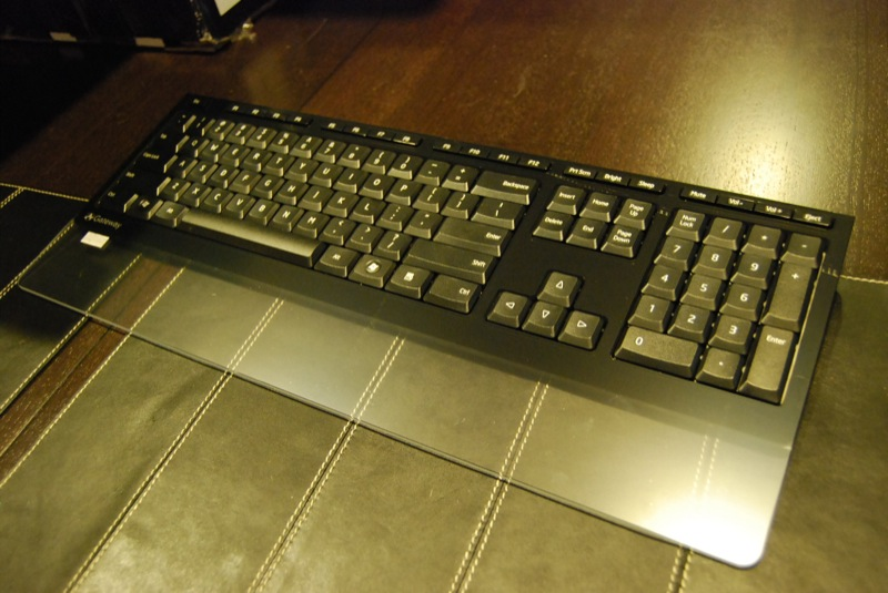 Illustration for article titled Gateway One Unboxed (Verdict: So Shiny and Sweet, It Gives Windows a Good Name)